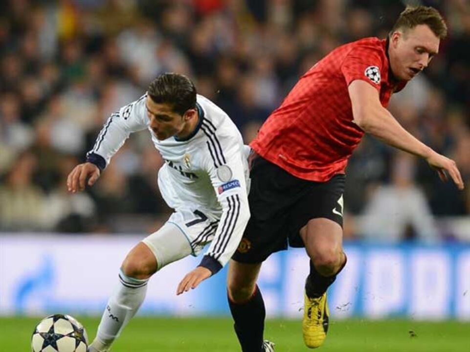 Phil Jones rendido à técnica de Nani e Ronaldo