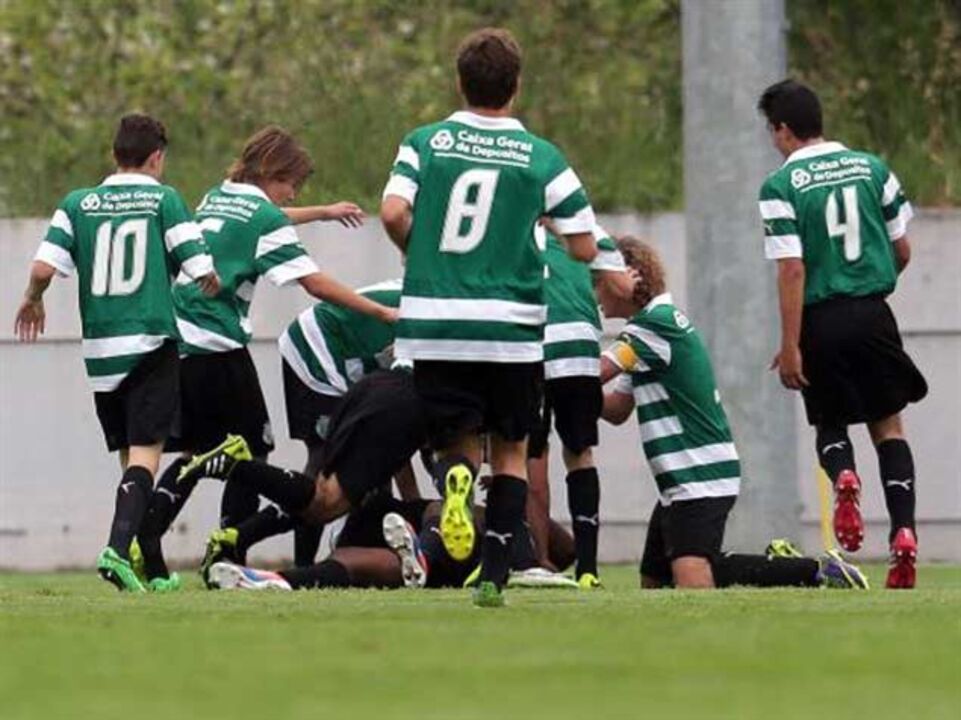 Sporting sofre mas bate Belenenses perto do fim