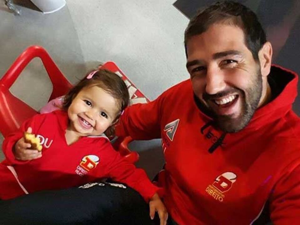 Gonçalo Uva recebe visita da filha antes de jogo
