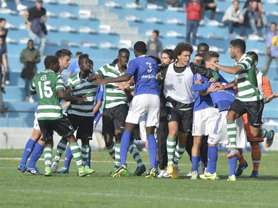 Belenenses-Sporting: Futebol acaba em boxe