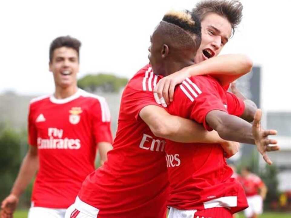 Benfica goleia Sporting em segunda parte demolidora