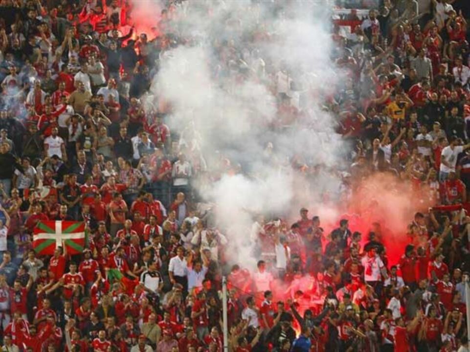 UEFA aplica um jogo à porta fechada com pena suspensa