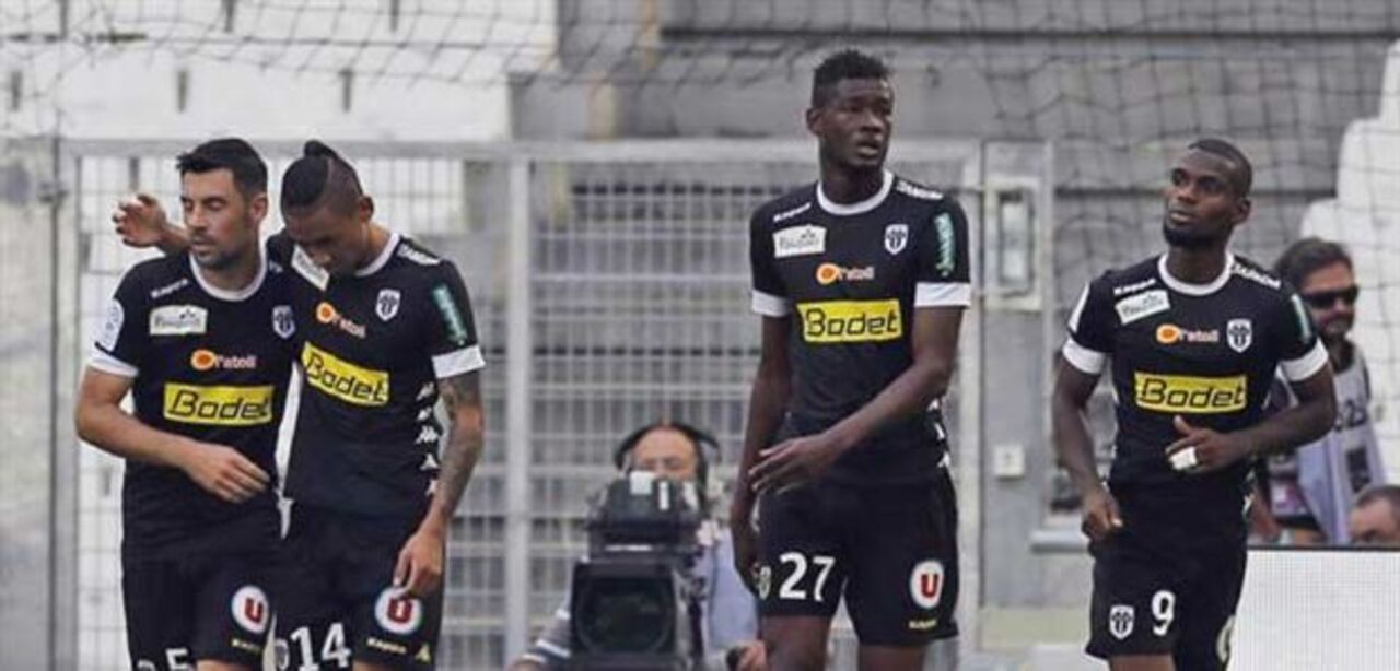 Angers: O sorriso do triunvirato