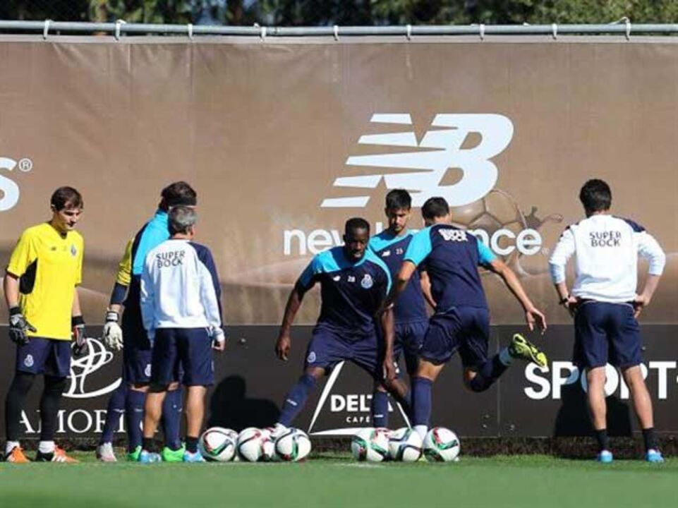 Maicon foi o único ausente na sessão de treino