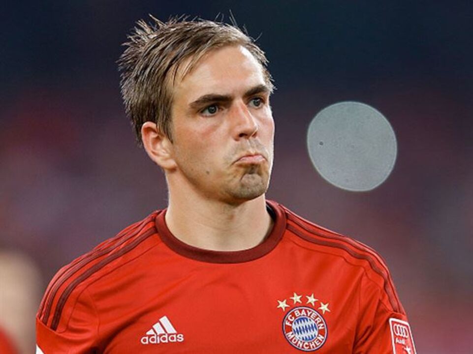 Lahm cometeu uma falta... há mais de um ano