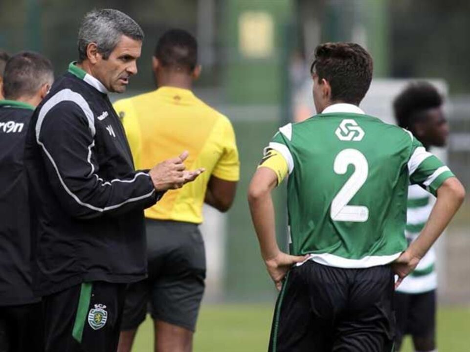 Sporting bate Oeiras (3-0)