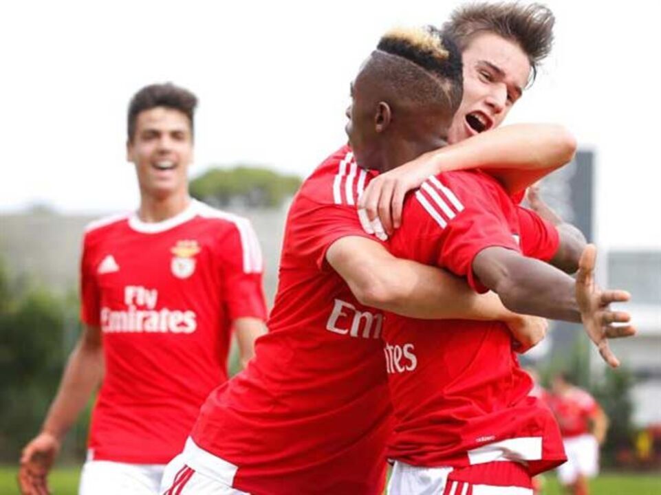 Benfica derrota Belenenses e mantém perfeição