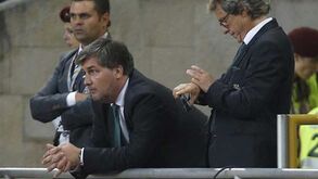 Jesus seguiu aquecimento ao lado de Bruno de Carvalho