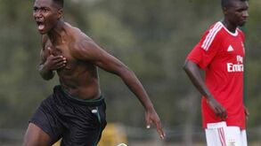Sporting prolonga série negativa do Benfica
