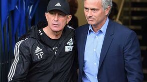 Tony Pulis quer saber para onde vão as 50 mil libras da multa de Mourinho