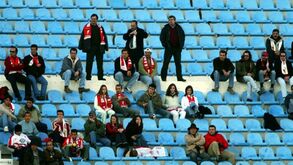 Recebidos com assobios no estádio do campeão