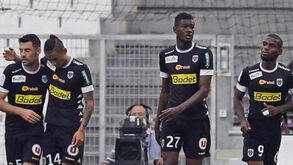 Angers: O sorriso do triunvirato