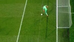 Jogar com os pés não é para Sergio Romero