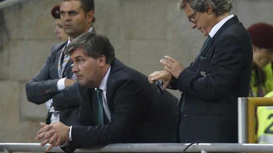 Jesus seguiu aquecimento ao lado de Bruno de Carvalho