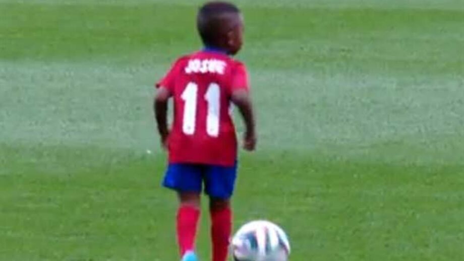Josué Martínez, filho do avançado colombiano, chamou a si toda a atenção dos jornalistas...