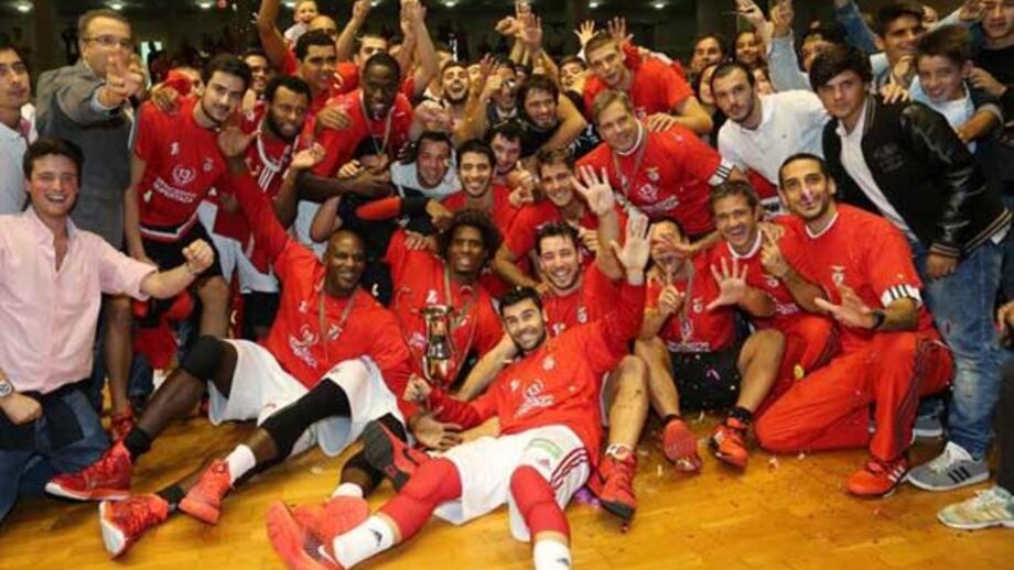 Benfica "esmaga" Barcelos e levanta a Supertaça