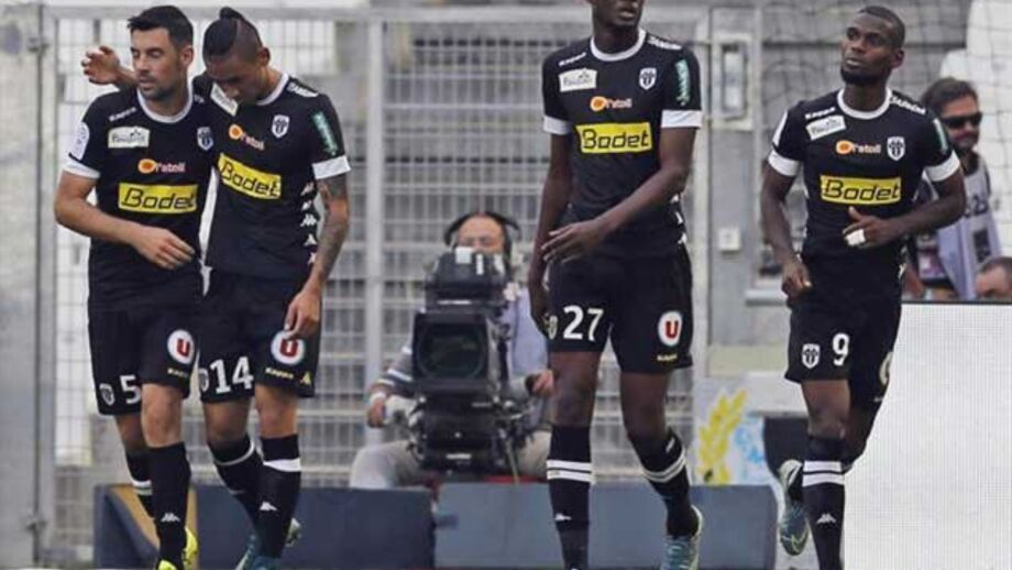 Angers vence Bastia e sobe a segundo