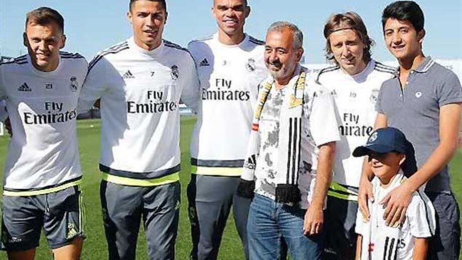 De mãos dadas com Cristiano Ronaldo