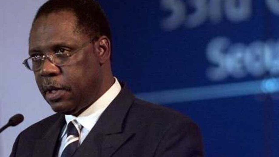 Issa Hayatou assume presidência da FIFA interinamente