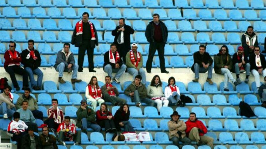 Recebidos com assobios no estádio do campeão