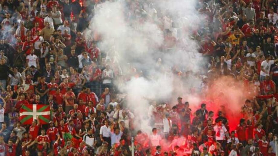 UEFA aplica um jogo à porta fechada com pena suspensa