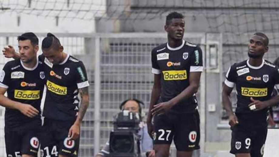 Angers: O sorriso do triunvirato