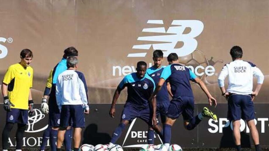 Maicon foi o único ausente na sessão de treino