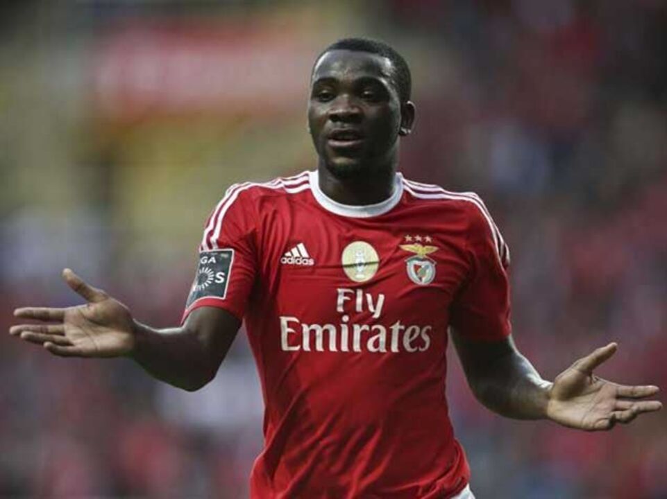 Ola John renovou antes de sair