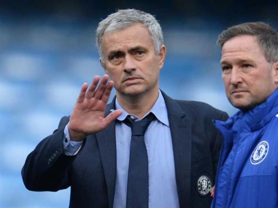 Mourinho suspenso por um jogo e paga multa de 56 mil euros