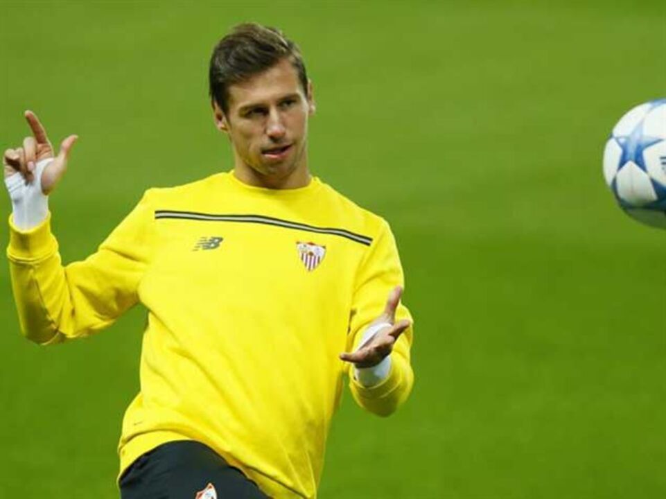 Sevilha prolonga contrato com Gregorz Krychowiak