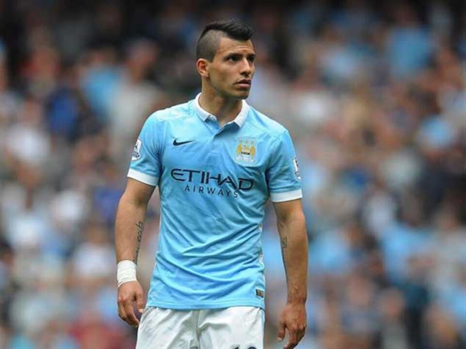 Agüero entre duas mulheres