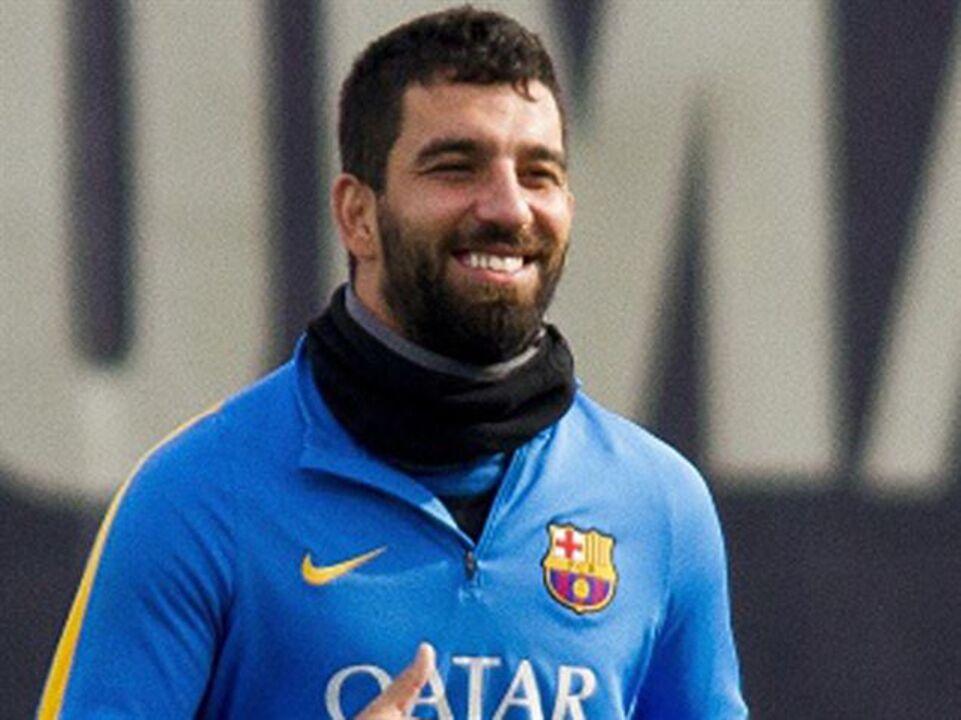 Barcelona pondera recurso para poder inscrever Turan