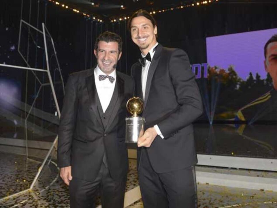 Ibrahimovic recebeu das mãos de Figo a bola de ouro sueca