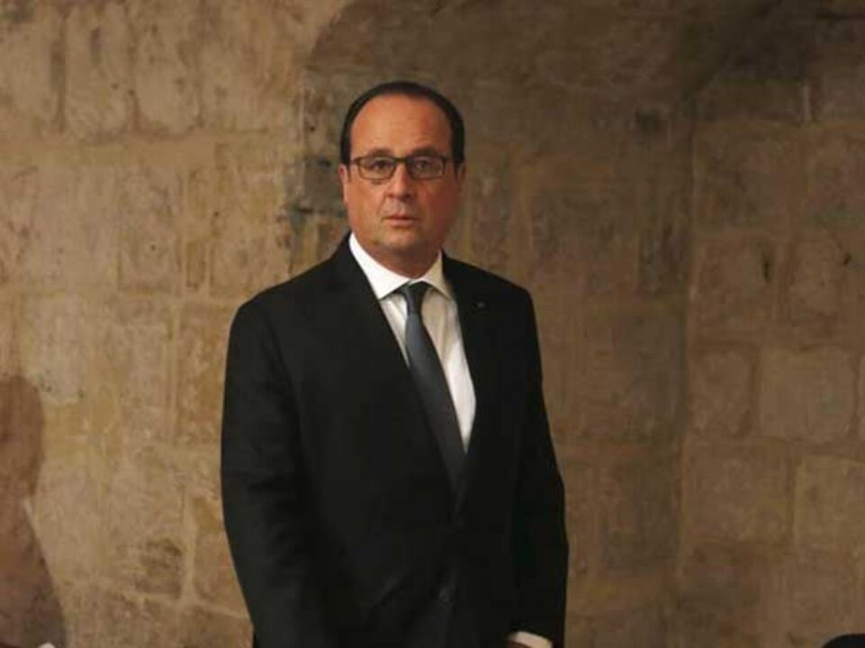 Hollande fecha as fronteiras e declara estado de emergência