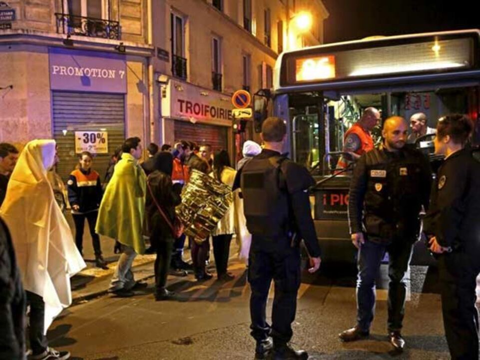 Terroristas fizeram pelo menos 127 mortos e 180 feridos