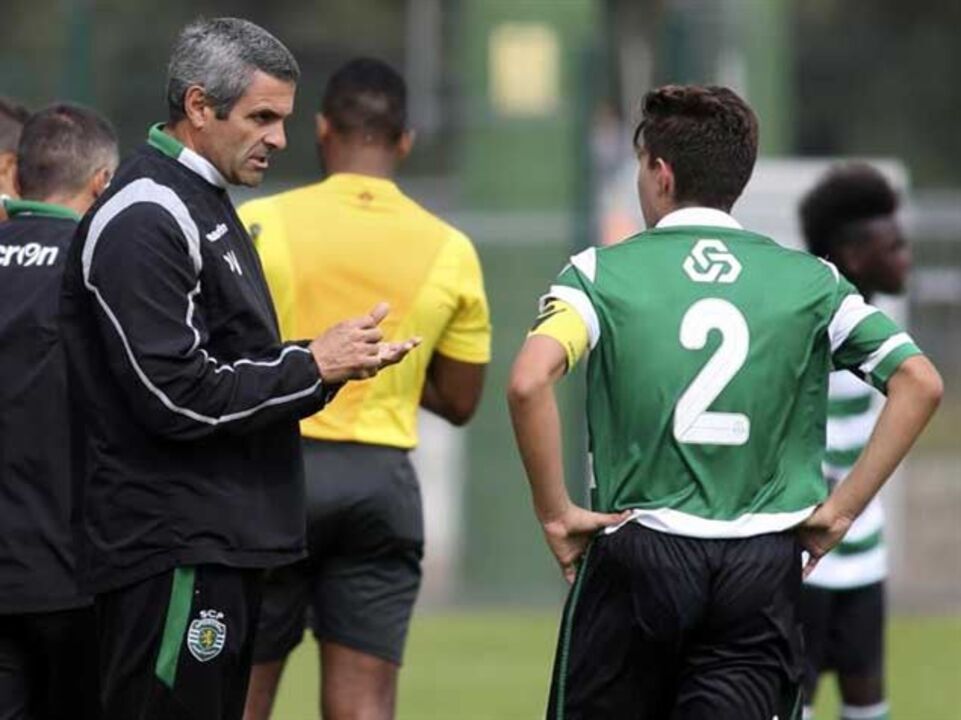 Sporting vence Sacavenense (3-1)