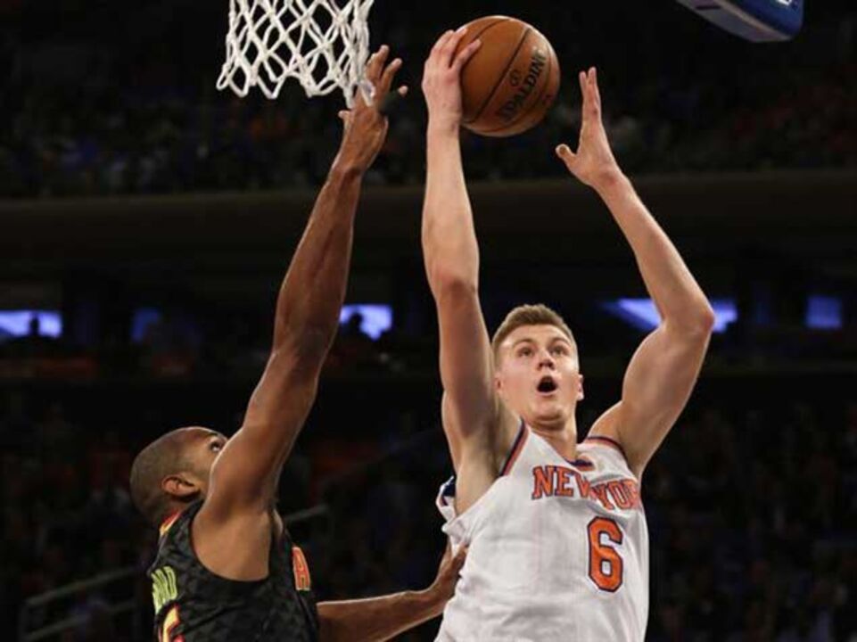 Porzingis cala críticos e veste capa de herói