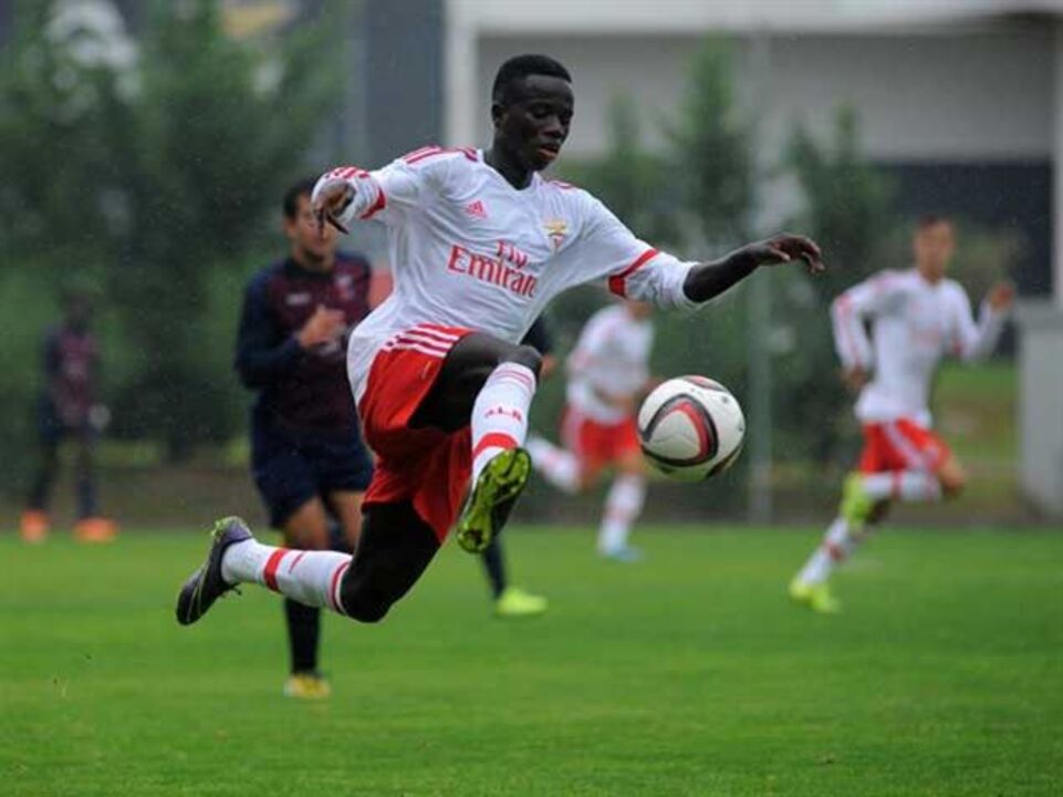 Benfica sua para vencer União de Leiria