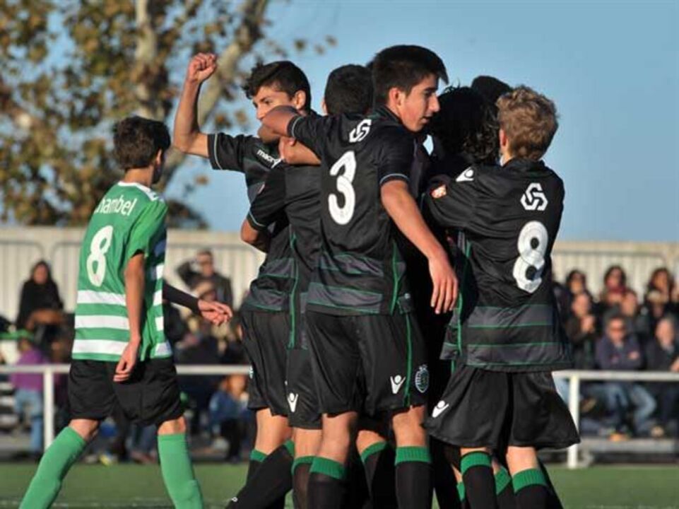 Sporting vence e encurta distância para o Benfica
