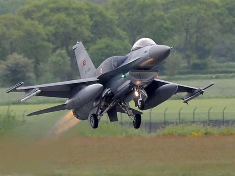 Turquia abate avião militar perto da fronteira com a Síria