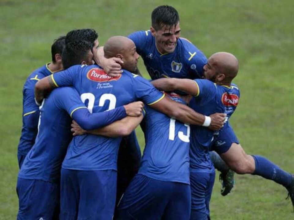 Famalicão-Santa Clara, 2-0: Triunfo "afunda" açorianos