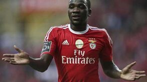 Ola John renovou antes de sair