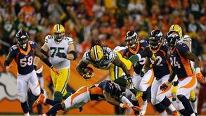 Defesa de Denver domina Packers de Rodgers