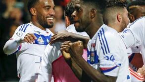 Hat-trick de Lacazette dá a vitória ao Lyon