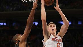 Porzingis cala críticos e veste capa de herói