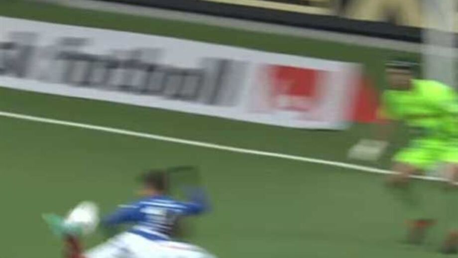 Como o cruzamento foi desajustado, o internacional sub-21 finlândês usou o calcanhar...