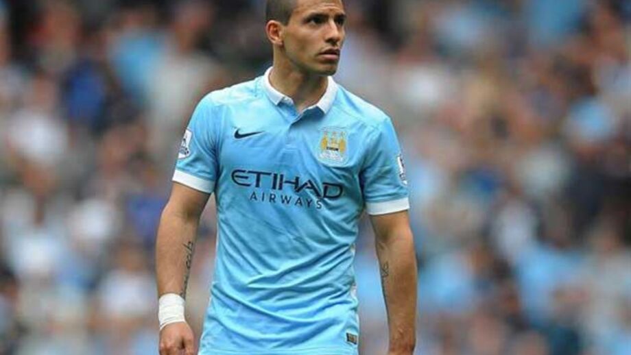 Agüero entre duas mulheres