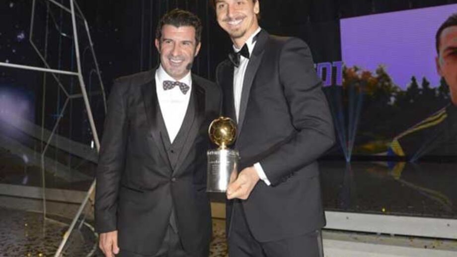 Ibrahimovic recebeu das mãos de Figo a bola de ouro sueca
