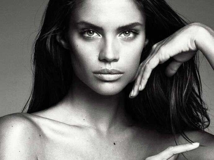 Sara Sampaio nua... de novo