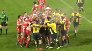 Jogadores à pancada em jogo de râguebi em França